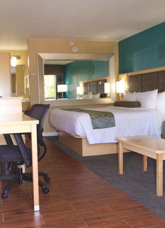 Best Western Plus South Coast Inn Голета Номер фото